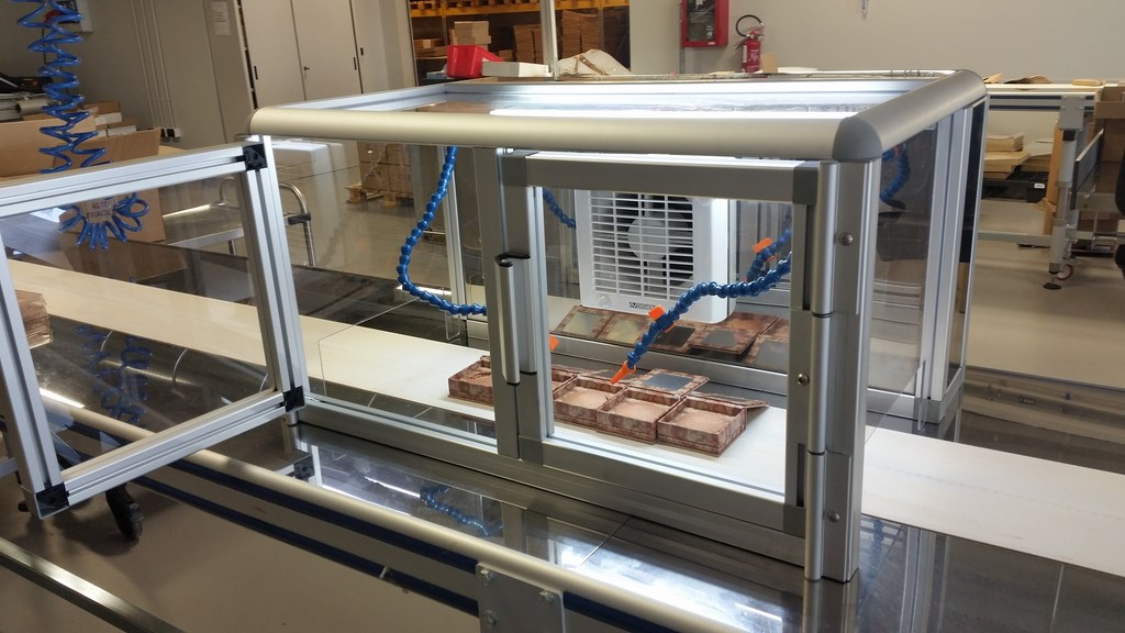 BOX ASPIRAZIONE SU NASTRO ASSEMBLAGGIO IN LINEA PRODOTTI COSMETICA