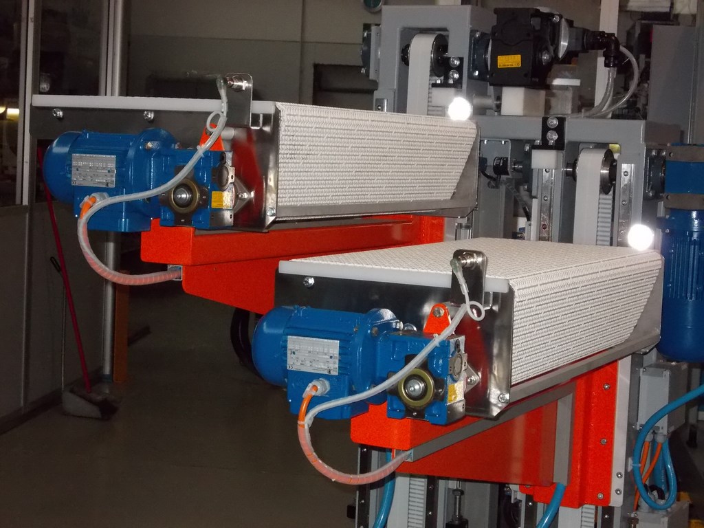 DOPPIO NASTRO MODULARE CON MOVIMENTO VERTICALE INDIPENENTE PER IMPILAMENTO E SCARICO