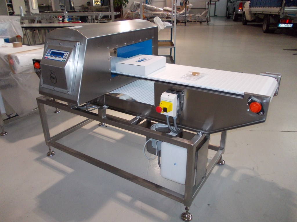 NASTRO TRASPORTATOR MODULARE CON METAL DETECTOR